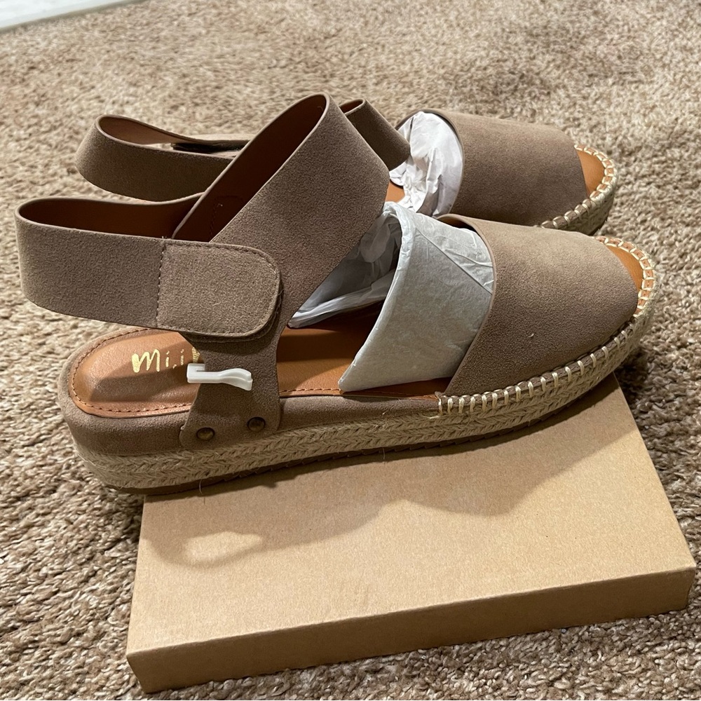 *NEW NWT NEVER WORN* espadrille sandal 10 - Picture 2 of 3